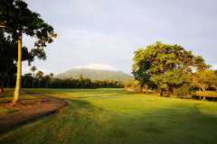 Hoyo 9 desde el fairway. Al fondo la Loma Isabel de Torres.