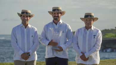 Desde la izquierda, Frank Elías Rainieri, el campeón Chad Ramey, y Don Frank Rainieri.